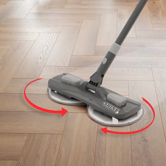 La aspiradora de fregona limpia alfombras en el suelo de la sala de estar